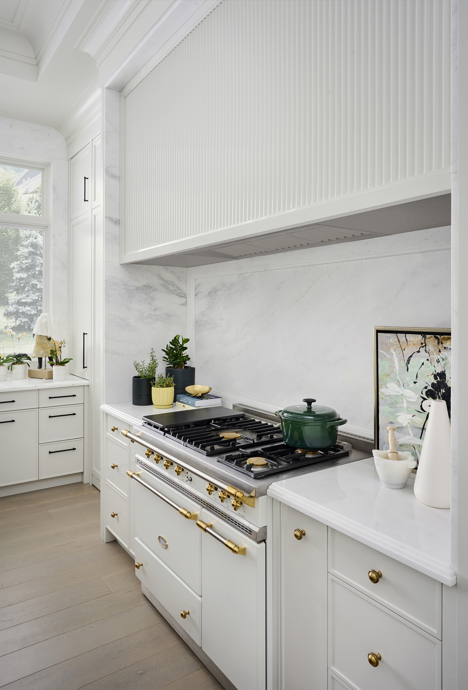 Black Tie - Modern kitchen with burner stove and marble back splash