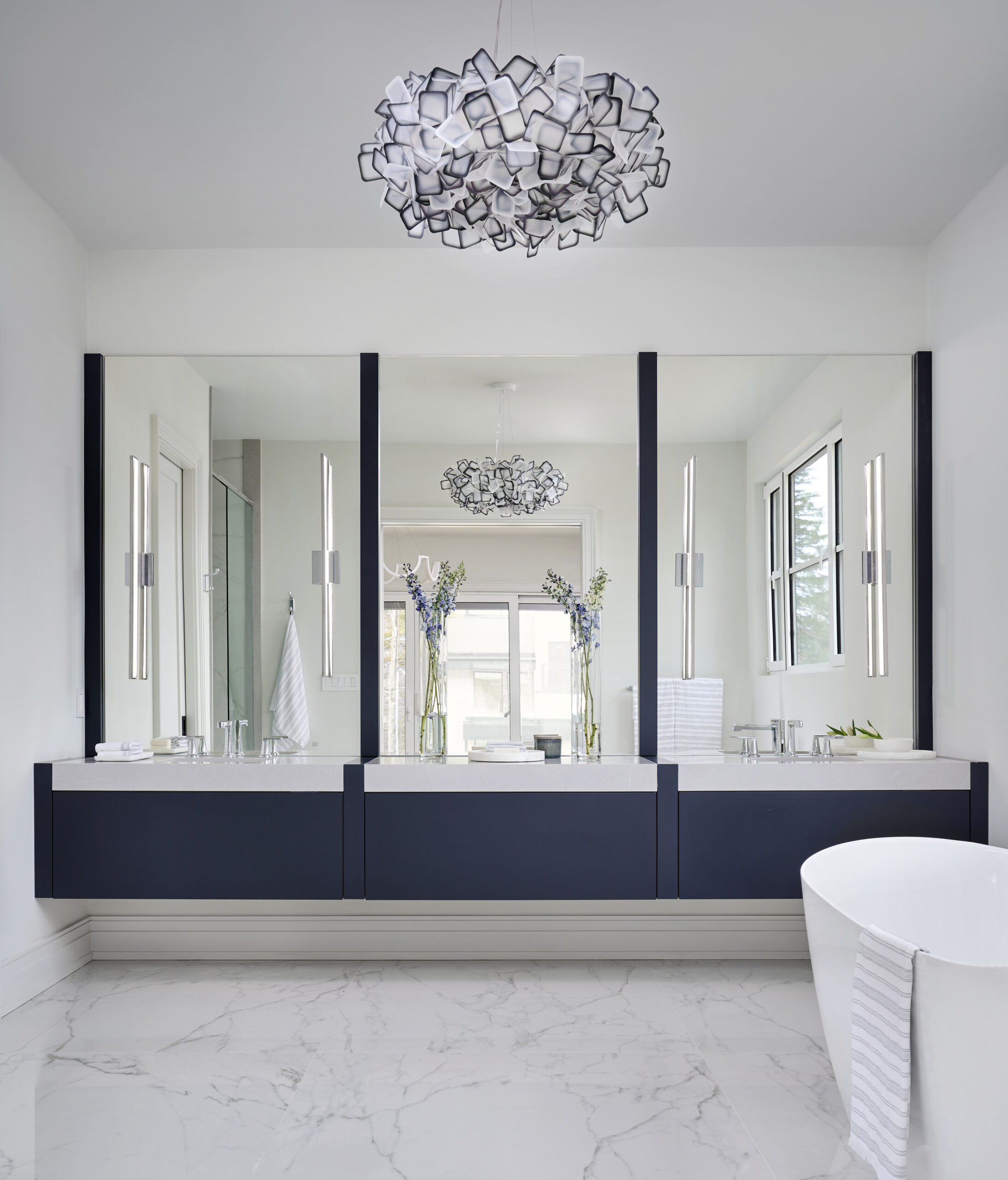 Bathroom with two sinks and a bathtub