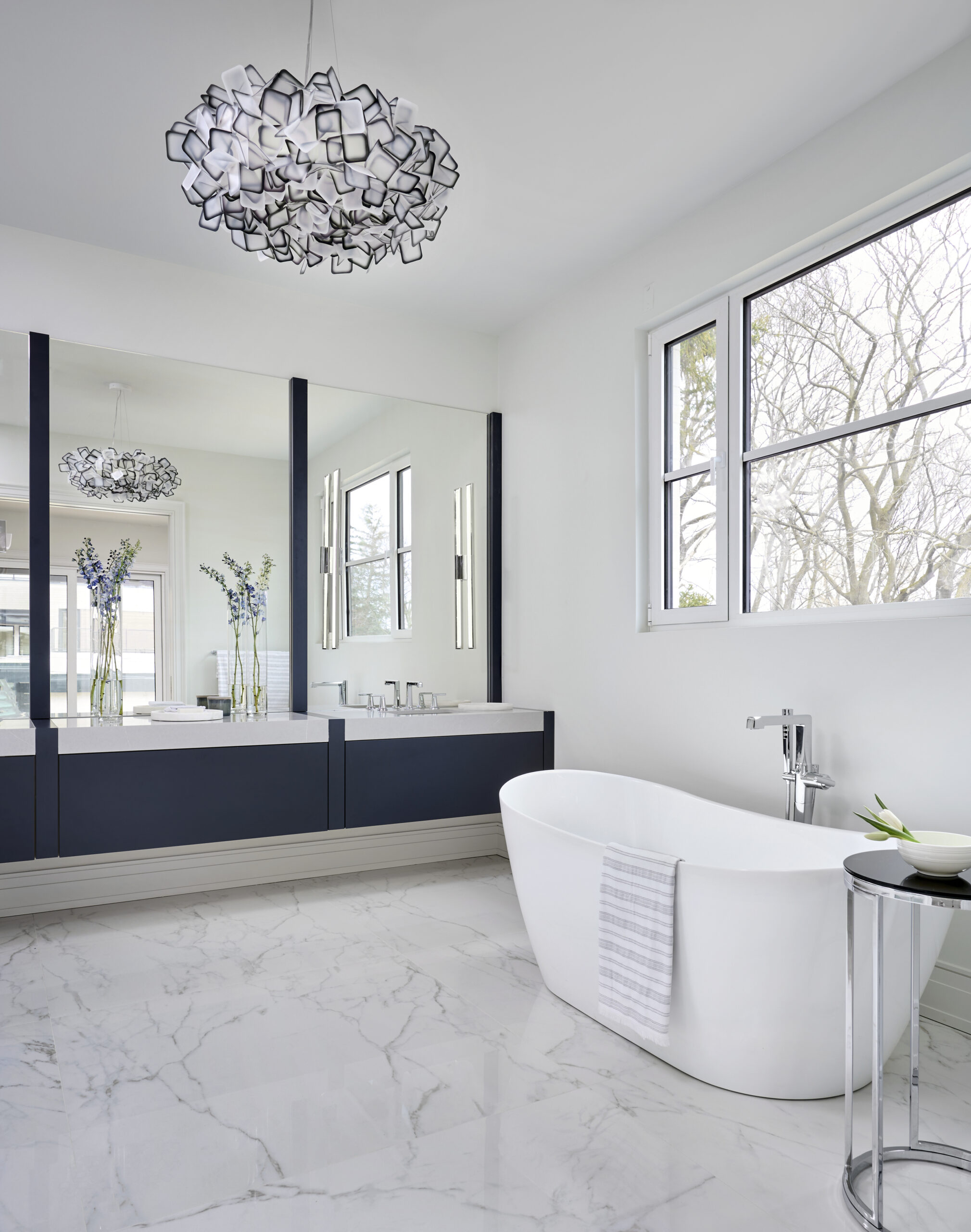 Bathroom with two sinks and a bathtub